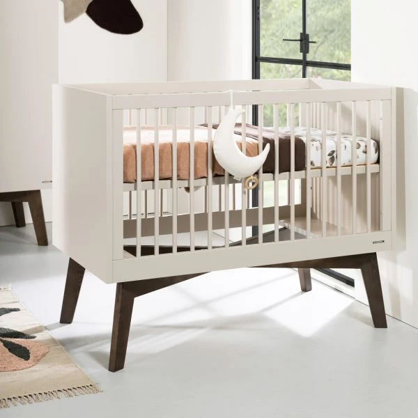 Kidsmill Sixties Babykamer Oatmeal / Walnoot | Bed 60 x 120 cm + Commode Kidsmill Sixties Babykamer Oatmeal / Walnoot | Bed 60 X 120 Cm + Commode -Babyseries Winkel