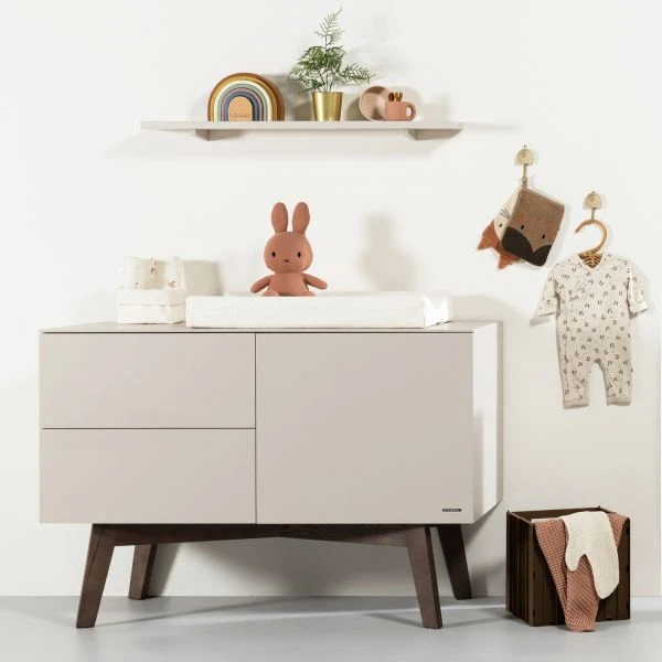 Kidsmill Sixties Babykamer Oatmeal / Walnoot | Bed 60 x 120 cm + Commode Kidsmill Sixties Babykamer Oatmeal / Walnoot | Bed 60 X 120 Cm + Commode -Babyseries Winkel