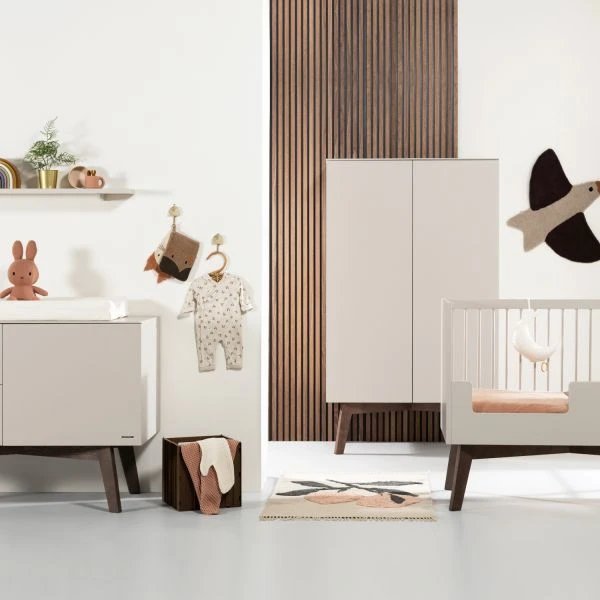 Kidsmill Sixties Babykamer Oatmeal / Walnoot | Bed 60 x 120 cm + Commode Kidsmill Sixties Babykamer Oatmeal / Walnoot | Bed 60 X 120 Cm + Commode -Babyseries Winkel