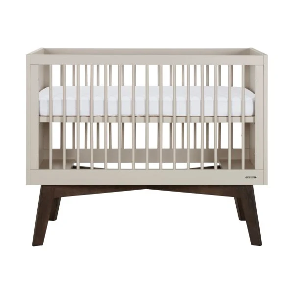 Kidsmill Sixties Babykamer Oatmeal / Walnoot | Bed 60 x 120 cm + Commode Kidsmill Sixties Babykamer Oatmeal / Walnoot | Bed 60 X 120 Cm + Commode -Babyseries Winkel