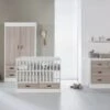Kidsmill Newport Babykamer Wit / Eiken | Bed 60 X 120 Cm + Commode -Babyseries Winkel babykamer newport wit eiken ledikant commode 44ce