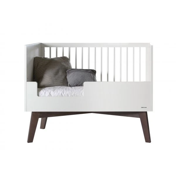 Kidsmill Sixties Babybed Wit Mat / Walnoot 70 x 140 cm Kidsmill Sixties Babybed Wit Mat / Walnoot 70 X 140 Cm -Babyseries Winkel