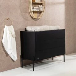 Kidsmill Boutique Commode Zwart Mat -Babyseries Winkel boutique zwarte poot detail commode sfeer 4261