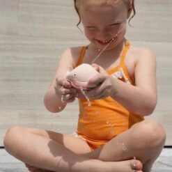 Hevea Whale Badspeeltje Champagne Pink 6 Hevea Whale Badspeeltje Champagne Pink -Babyseries Winkel hevea lifestyle upcycled whale 5710087428813 1 d012