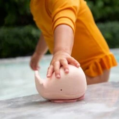 Hevea Whale Badspeeltje Champagne Pink 5 Hevea Whale Badspeeltje Champagne Pink -Babyseries Winkel hevea lifestyle upcycled whale 5710087428813 2 1cd8