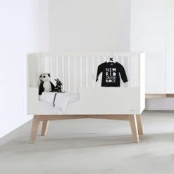 Kidsmill Sixties Babybed Wit Mat / Naturel 70 X 140 Cm 5 Kidsmill Sixties Babybed Wit Mat / Naturel 70 X 140 Cm -Babyseries Winkel kidsmill sixties babybed wit mat naturel 70 x 140 cm 8b2a