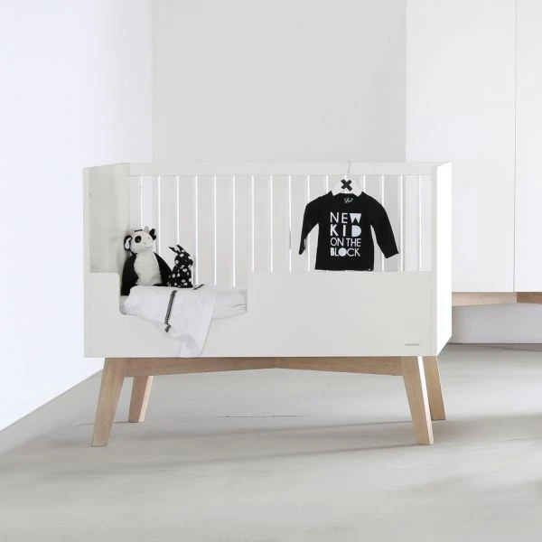 Kidsmill Sixties Babybed Wit Mat / Naturel 70 x 140 cm Kidsmill Sixties Babybed Wit Mat / Naturel 70 X 140 Cm -Babyseries Winkel