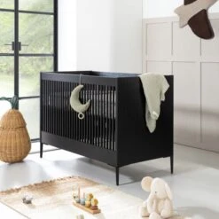 Kidsmill Levi Babykamer | Bed 60 X 120 Cm + Commode Zwart Eiken -Babyseries Winkel levi zwart rechte poot ledikant sfeer 2 3 b4c4
